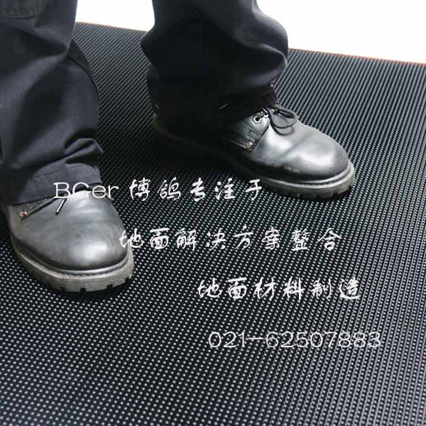 工作人員踩在消毒墊上，進(jìn)行鞋底消毒、除污演示