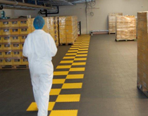 如何避免在工作場所滑倒和絆倒，選擇合適的地面防滑處理材料措施