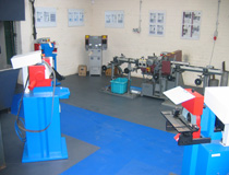 工業(yè)加工車(chē)間地板 車(chē)間室內(nèi) 耐磨耐壓 防塵防護(hù)地墊 灰色+藍(lán)色工業(yè)地墊鋪設(shè)